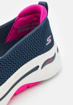 Go Walk Arch Fit Slip On - Sportieve Wandelschoenen - Navy Textile/Hot Pink Trim 13 Go Walk Arch Fit Slip On - Sportieve Wandelschoenen - Navy Textile/Hot Pink Trim -Zalando 0990a8ef3a704f669e819ab58e303cbc