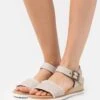 Desert Kiss - Sandalen Met Sleehak - Taupe